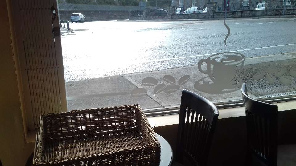 Picture of empty basket on cafe table